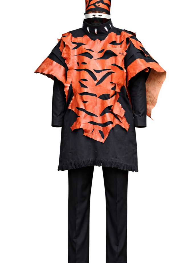 Tenue africaine masculine traditionnelle noire et orange – Style cérémonial contemporain